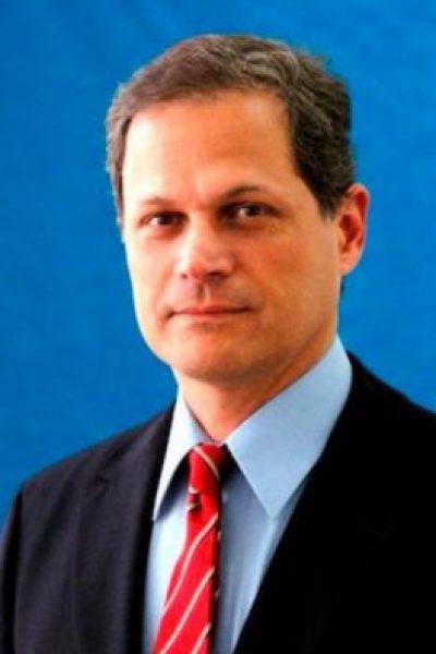 “É um documento importante porque fala também sobre o crédito de metano em que o Brasil se compromete a reduzir e atingir a emissão zero, reassume e valida o compromisso da NDC brasileira, fala sobre o estoque de carbono, registro nacional de emissões de créditos, mas é importante lembrar que não é somente com a criação e regulação de um mercado de carbono que será possível atingir essa meta, já que a maior parte das emissões do país provém do desmatamento e da agropecuária”.